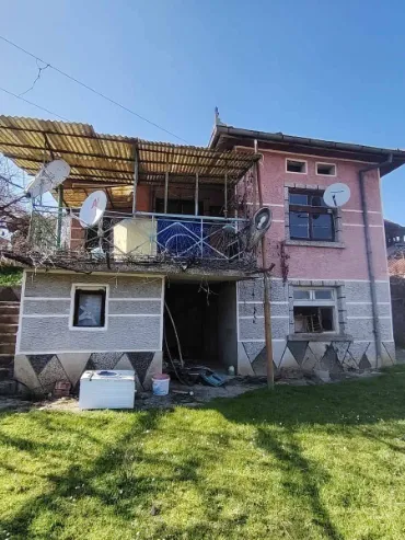 RE/MAX Terra ПРОДАВА КЪЩА ДО ЯЗОВИР СОПОТ